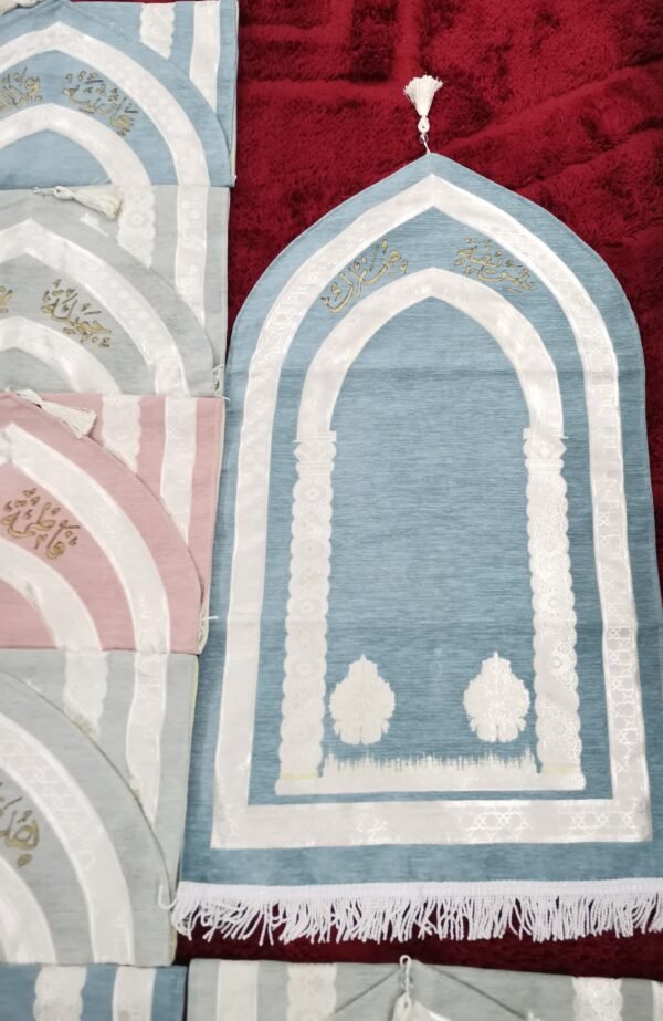 ⁦سجادة صلاة مع كتابة الاسم⁩ - الصورة ⁦4⁩